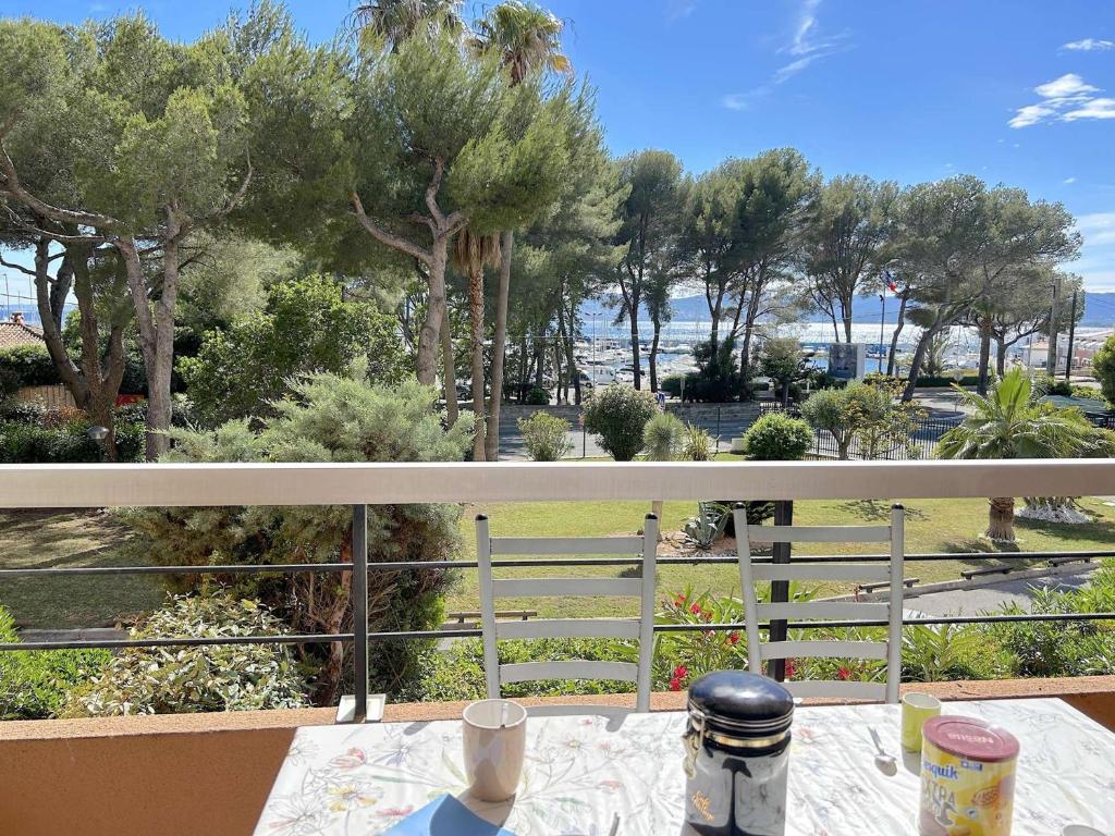 - une table sur un balcon avec vue sur l'océan dans l'établissement Studio cabine climatisé avec terrasse et garage - 4 couchages, St Raphaël - FR-1-226A-180, à Saint-Raphaël