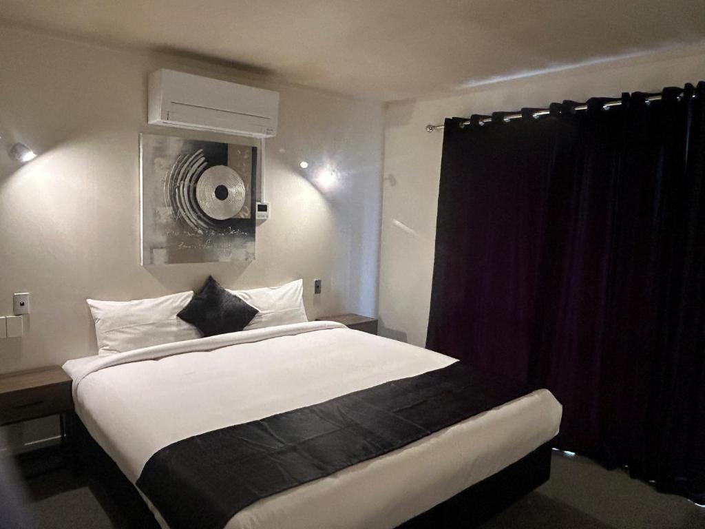 Postel nebo postele na pokoji v ubytování Aquarius Motor Inn