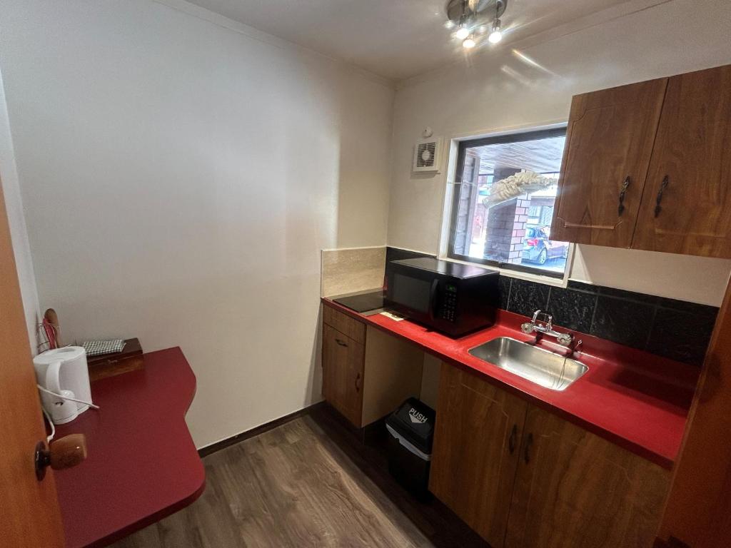 Kuchyň nebo kuchyňský kout v ubytování Aquarius Motor Inn