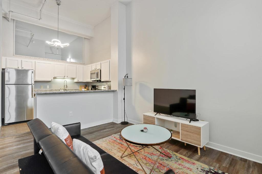Η κουζίνα ή μικρή κουζίνα στο CozySuites - 1BR with Direct Skybridge Access #3