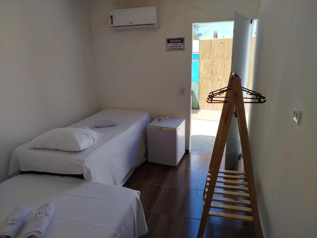 ein kleines Zimmer mit zwei Betten und einer Leiter in der Unterkunft Hospedagem da barra suites,praia barra grande,caminho de moises e antunes in Maragogi