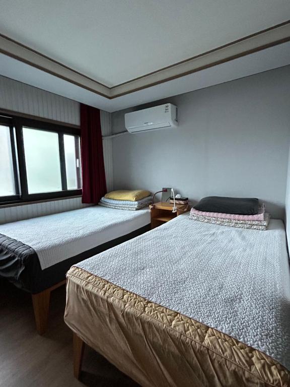 Postel nebo postele na pokoji v ubytování Guest House Dalggume