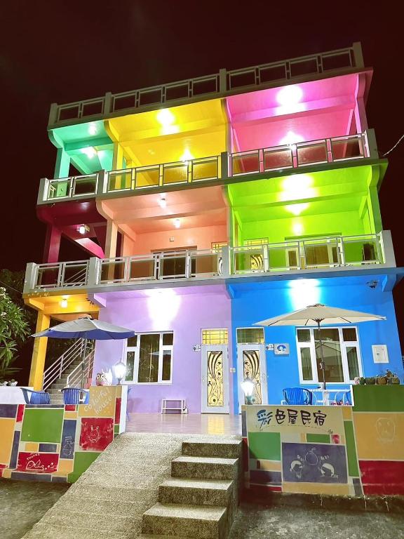 彩色屋民宿評價、特色體驗、親子友善與海濱住宿資訊 – 小琉球親子包棟推薦 - 照片 1
