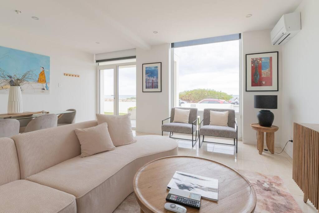 una sala de estar con un sofá y una mesa en Sunset Sands on Esplanade By Host Solutions, en West Beach
