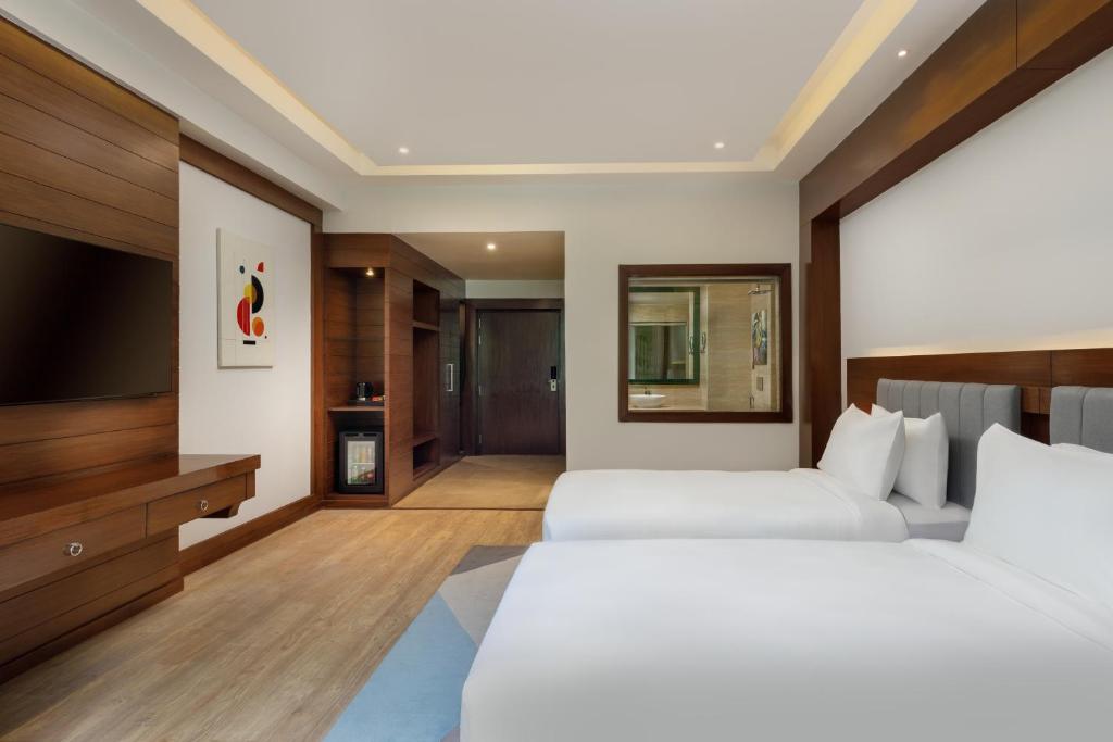 Postel nebo postele na pokoji v ubytování Holiday Inn Resort Kathmandu Budhanilkantha by IHG