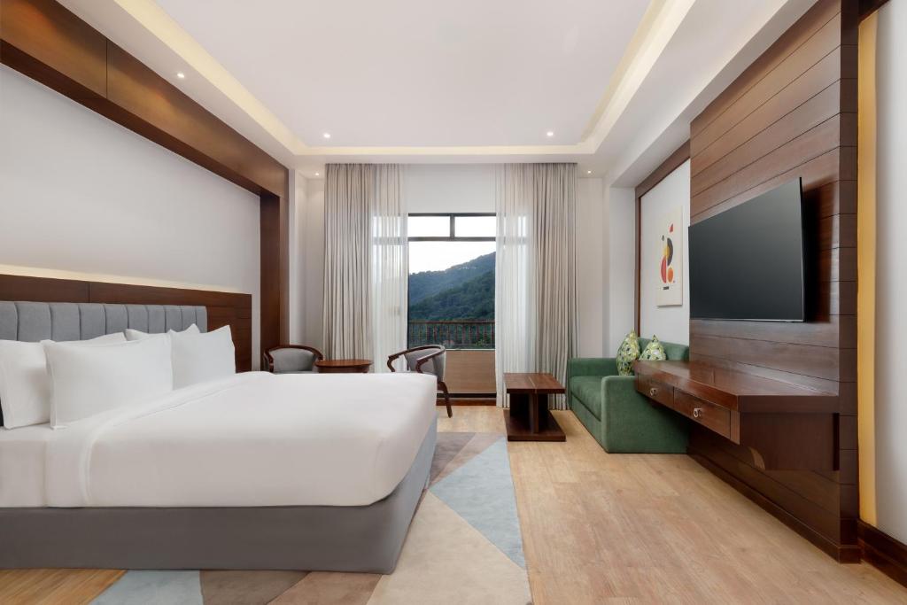 TV a/nebo společenská místnost v ubytování Holiday Inn Resort Kathmandu Budhanilkantha by IHG