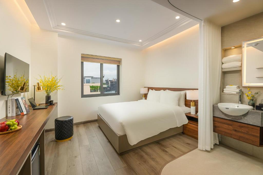 Postel nebo postele na pokoji v ubytování Gilson Hanoi Hotel