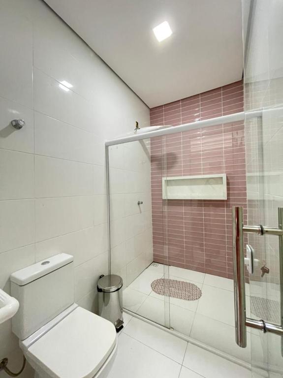 een badkamer met toilet en glazen douche bij Casa Linda, moderna e aconchegante in Rio Branco