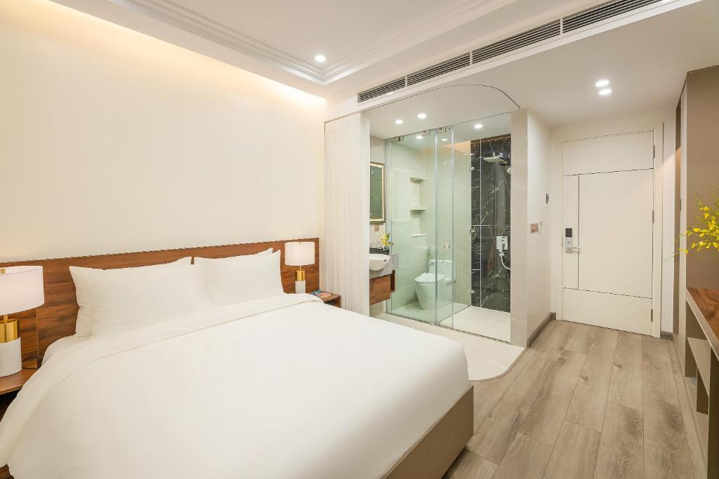 Postel nebo postele na pokoji v ubytování Gilson Hanoi Hotel