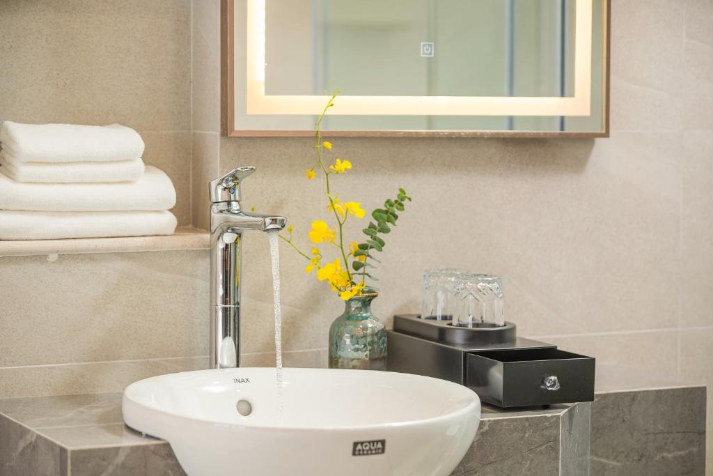 Koupelna v ubytování Gilson Hanoi Hotel