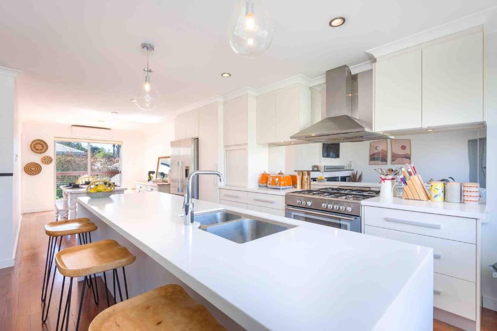 Kuchyň nebo kuchyňský kout v ubytování Lucys Place By Swan Bnb Management