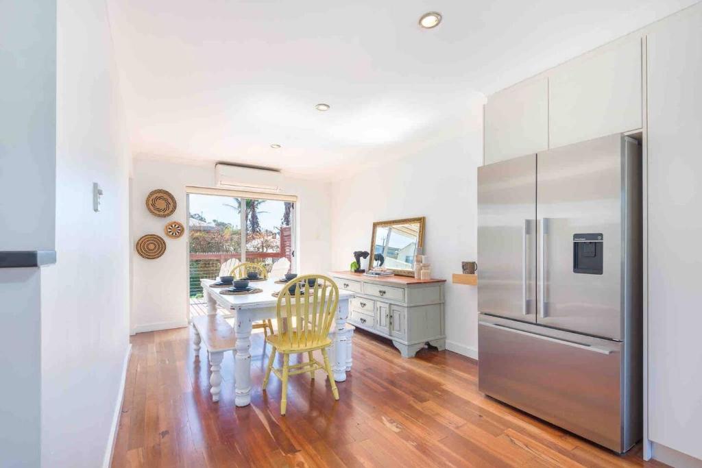 Una cocina o cocineta en Lucys Place By Swan Bnb Management