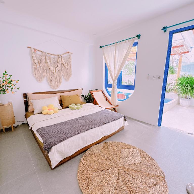 una camera con un grande letto e una grande finestra di Coral Bay Kingroom a Phu Quoc