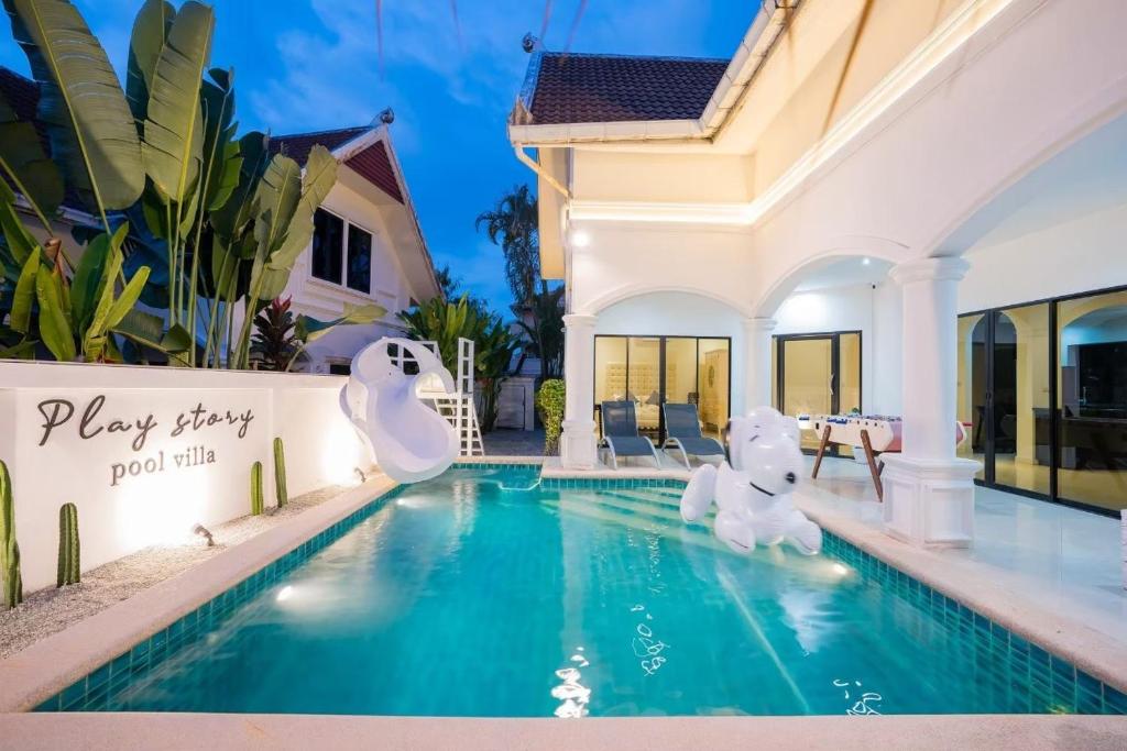 ナ・ジョムティエンにあるPlay Story Pool Villa Na Jomtienの2匹の白いテディベアがプールに立っている