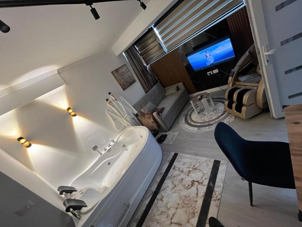 TV a/nebo společenská místnost v ubytování Green Luxe Suites