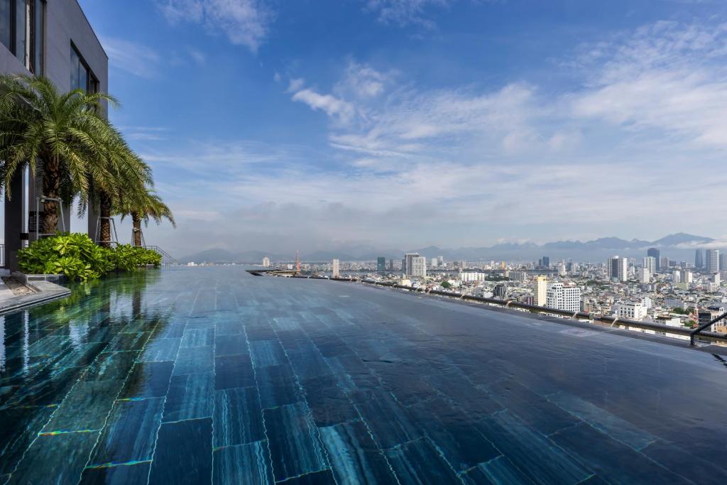 Hồ bơi trong/gần M Hotel Danang