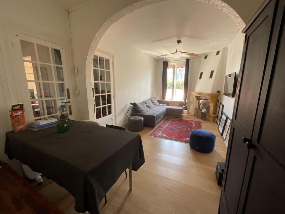 un salon avec une table et un canapé dans l'établissement Nice entire apartment 15 minutes from Paris, à Joinville-le-Pont