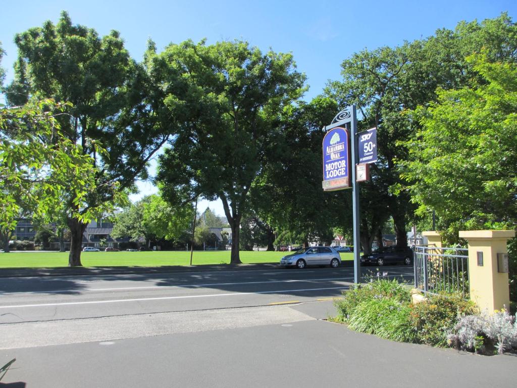 Alhambra Oaks Motor Lodge - Resim 45