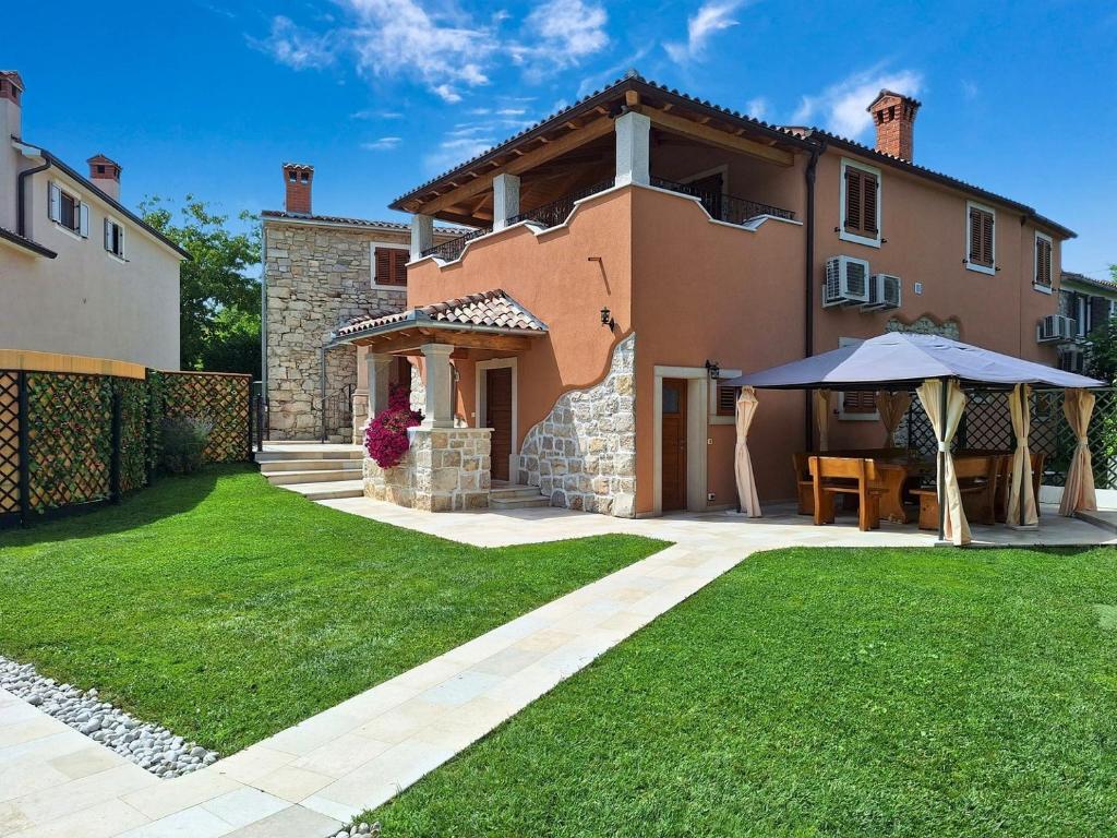 Budova, kde se vila nachází