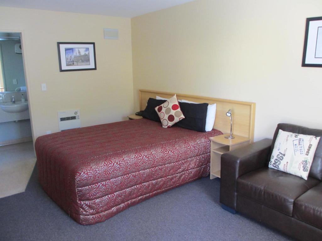 Alhambra Oaks Motor Lodge - Resim 42