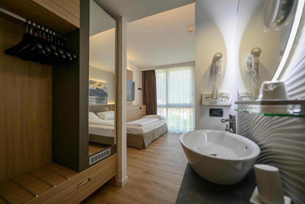 Postel nebo postele na pokoji v ubytování Ambassador Suite Hotel