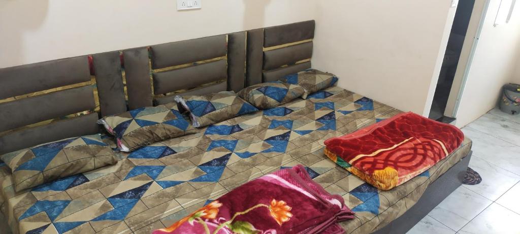 Mahaveer Guest House - 三个房间