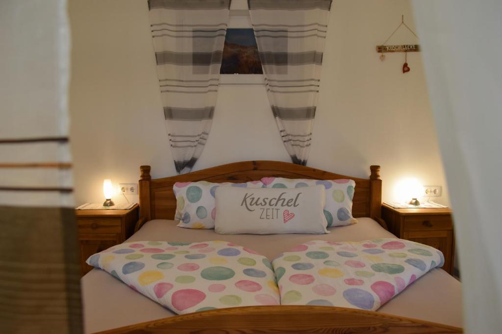 A bed or beds in a room at Romantiksuite bei Seitberger