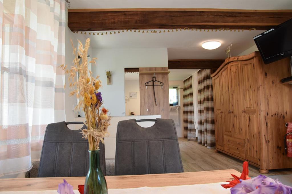 A television and/or entertainment centre at Romantiksuite bei Seitberger