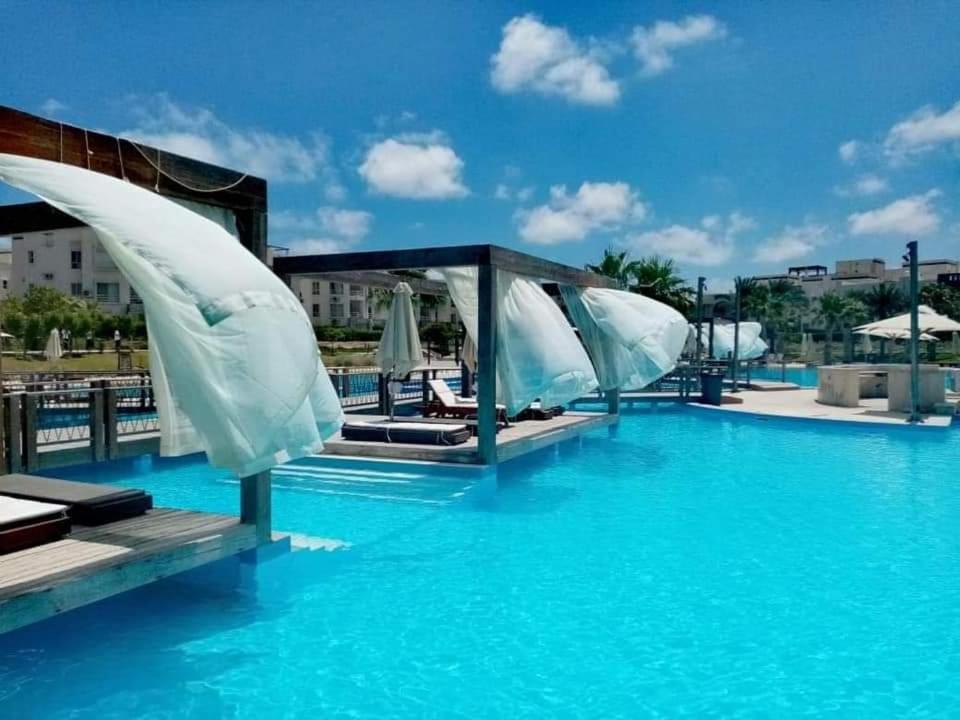 ein Pool in einem Hotel mit blauem Wasser in der Unterkunft VIP Chalet Amwaj North Cost E Zone The Terrace in El-Alamein