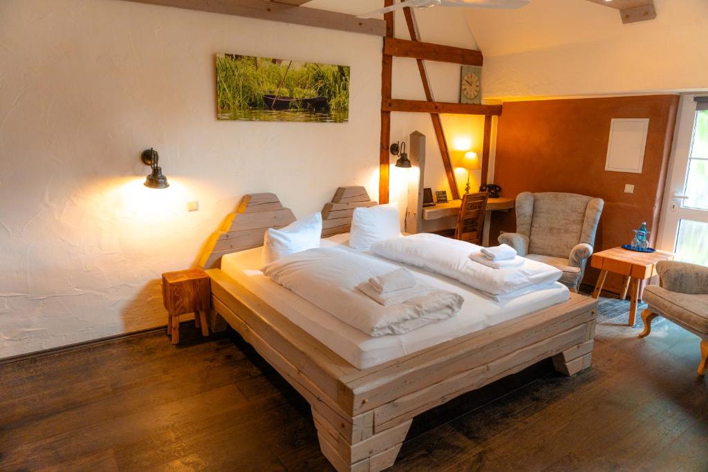 Postel nebo postele na pokoji v ubytování Hotel Kolonieschänke