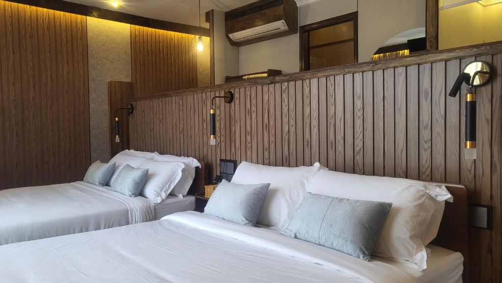 Postel nebo postele na pokoji v ubytování Shalom Suites