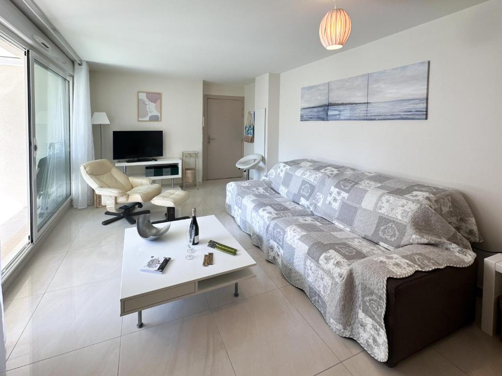 un salon avec un canapé et une table dans l'établissement PDA4 - 2 pièces avec terrasse, à Cannes