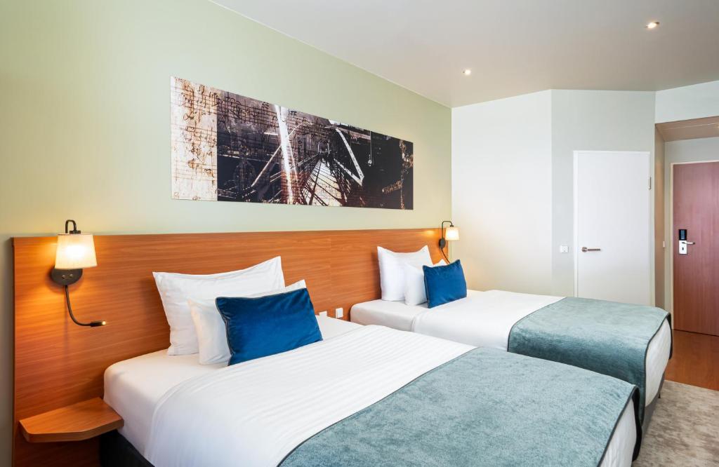 Posteľ alebo postele v izbe v ubytovaní Leonardo Hotel Salzburg Airport