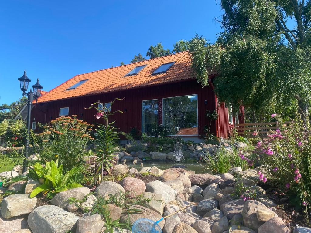 Κήπος έξω από το The Red House in Boda, Revsudden