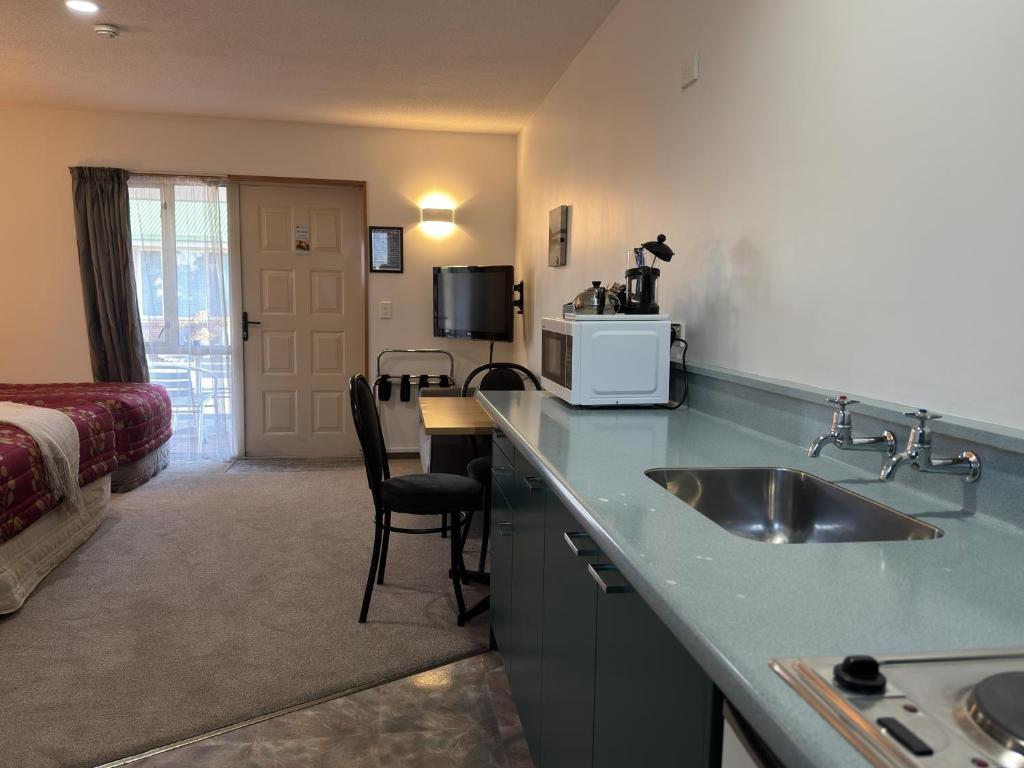 ASURE Ambassador Motor Lodge - Resim 5