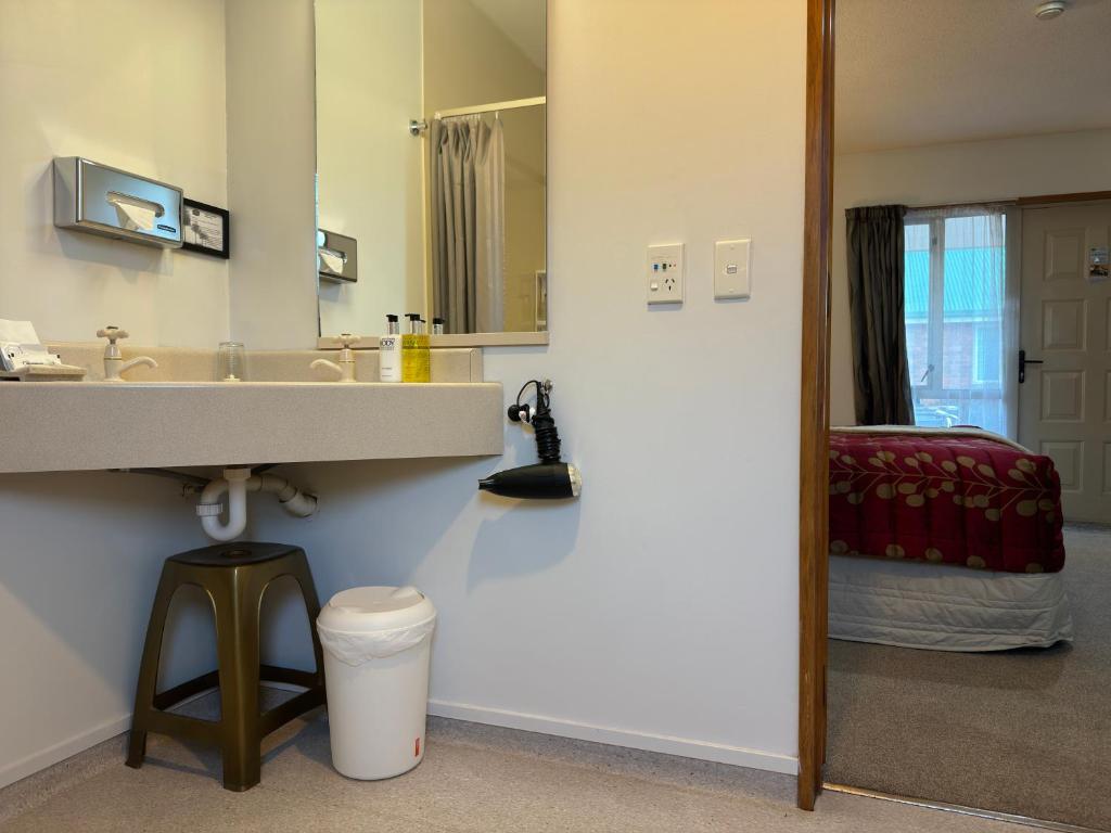 ASURE Ambassador Motor Lodge - Resim 9