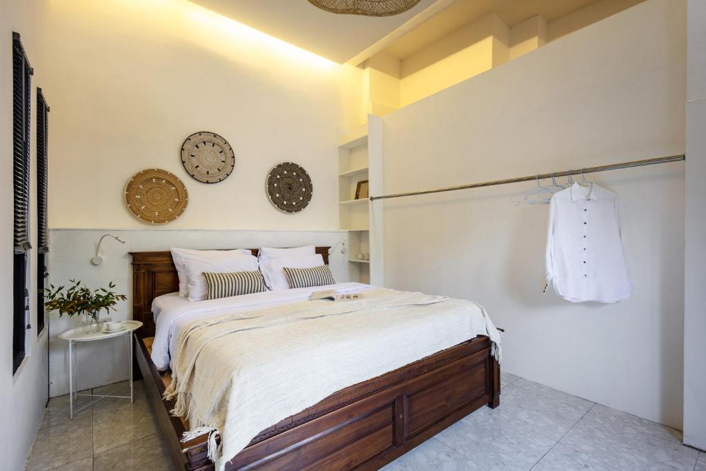 a bedroom with a large bed in a room at Hotel D Archa Ubud in Ubud