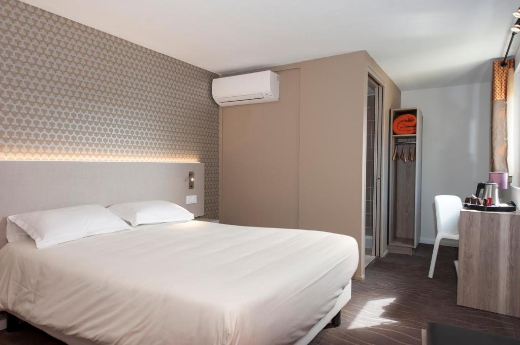 Postel nebo postele na pokoji v ubytování Brit Hotel Avignon Sud Le Calendal