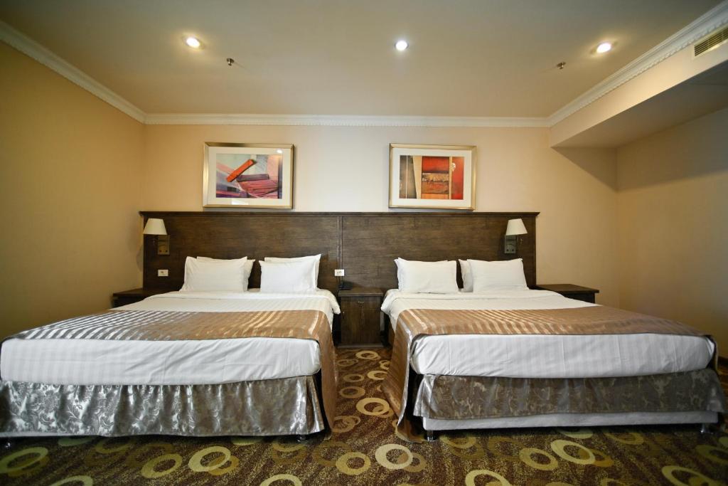Postel nebo postele na pokoji v ubytování Imperial Palace Hotel Yerevan