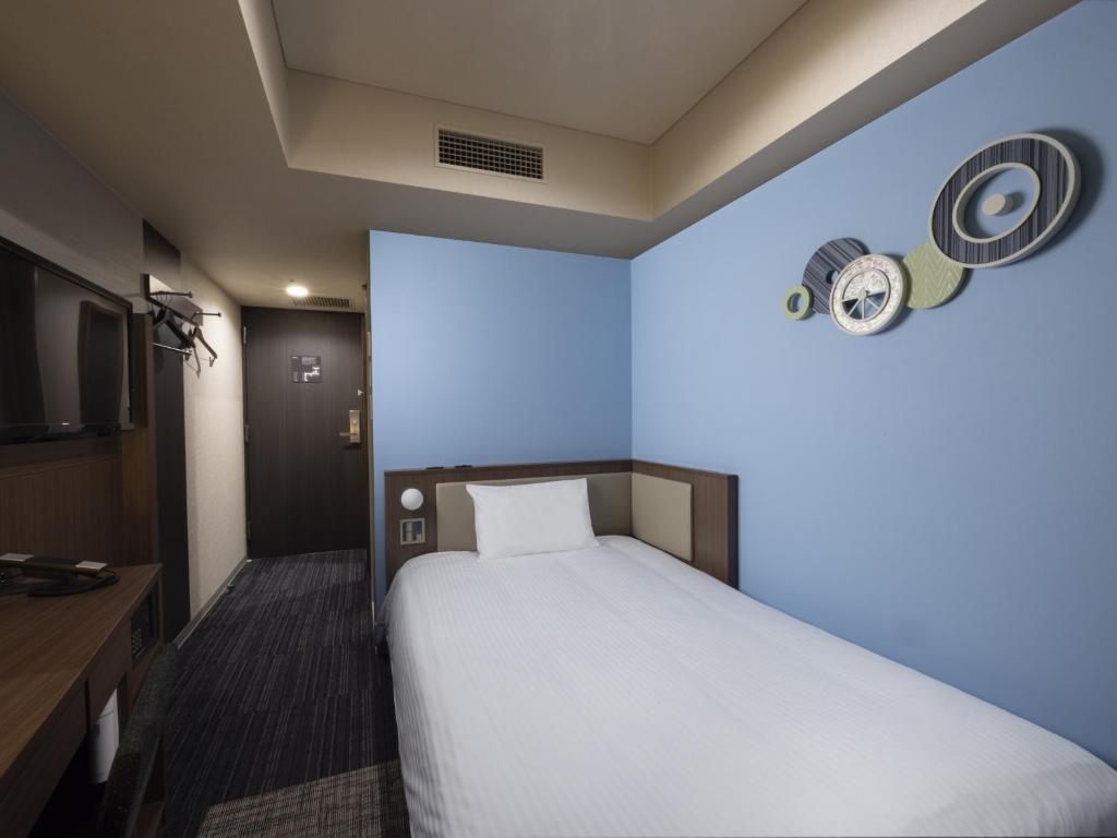Postel nebo postele na pokoji v ubytování ibis Styles Kyoto Shijo