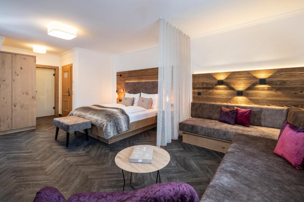 Postel nebo postele na pokoji v ubytování Hotel Zehnerkar & Hotel Obertauern