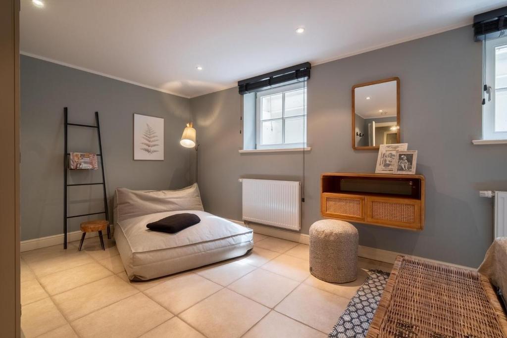 Posezení v ubytování Seesucht-Föhr - Moderne Reet-Haushälfte mit Sauna, Garten & Terrasse nahe Wattenmeer