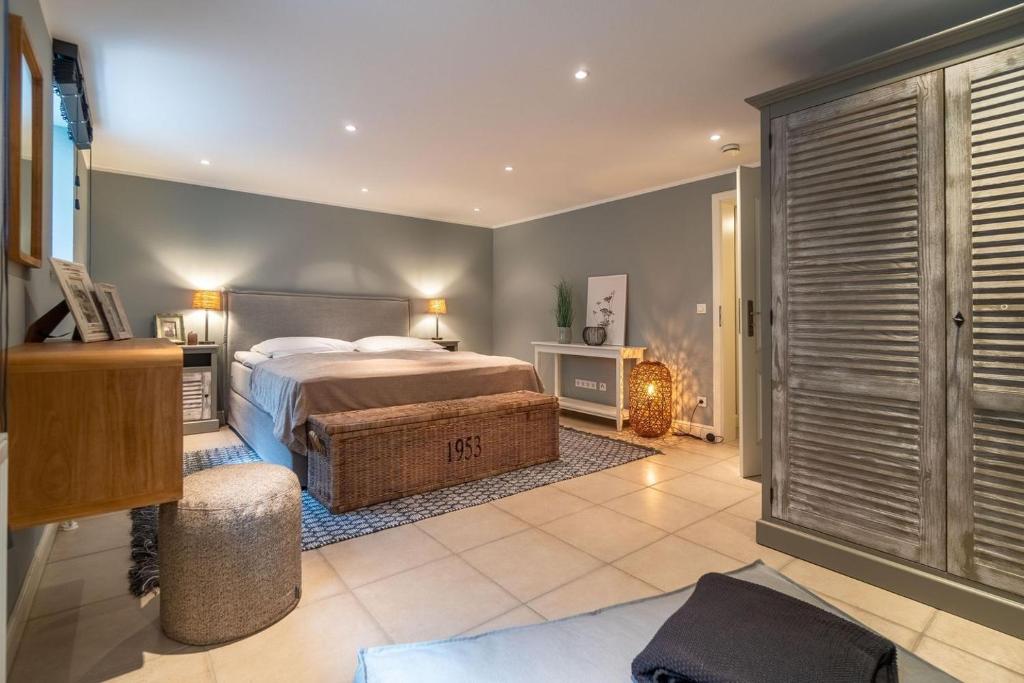 Postel nebo postele na pokoji v ubytování Seesucht-Föhr - Moderne Reet-Haushälfte mit Sauna, Garten & Terrasse nahe Wattenmeer