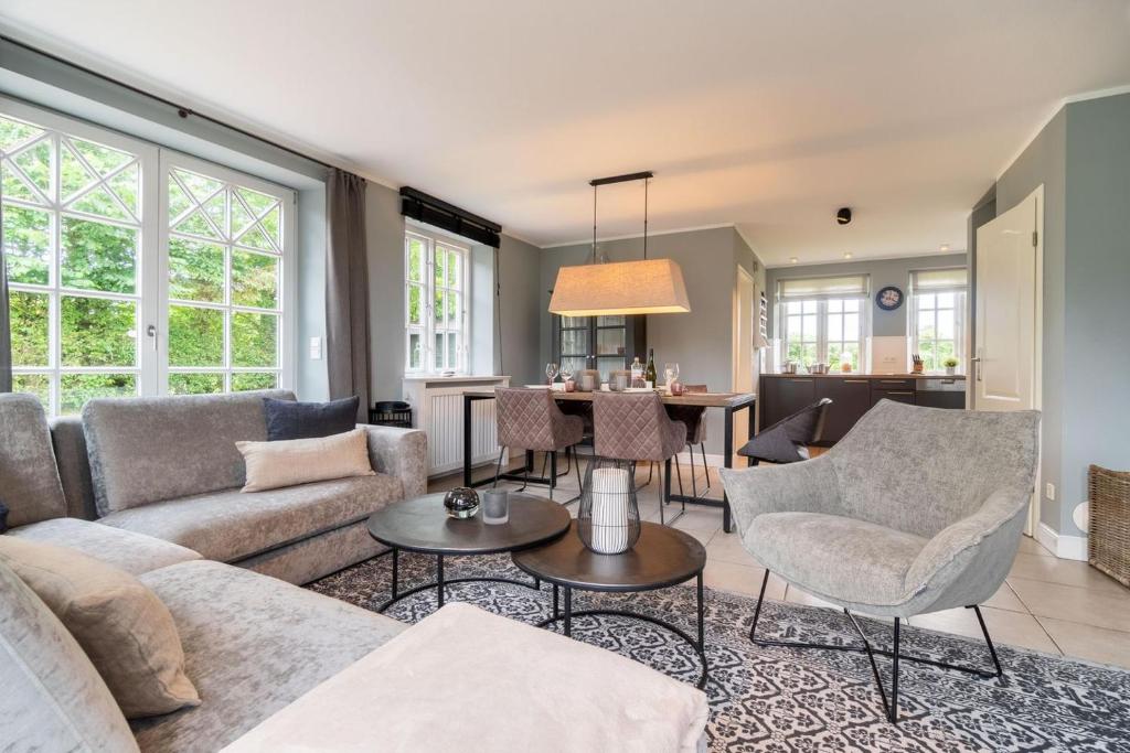 Posezení v ubytování Seesucht-Föhr - Moderne Reet-Haushälfte mit Sauna, Garten & Terrasse nahe Wattenmeer