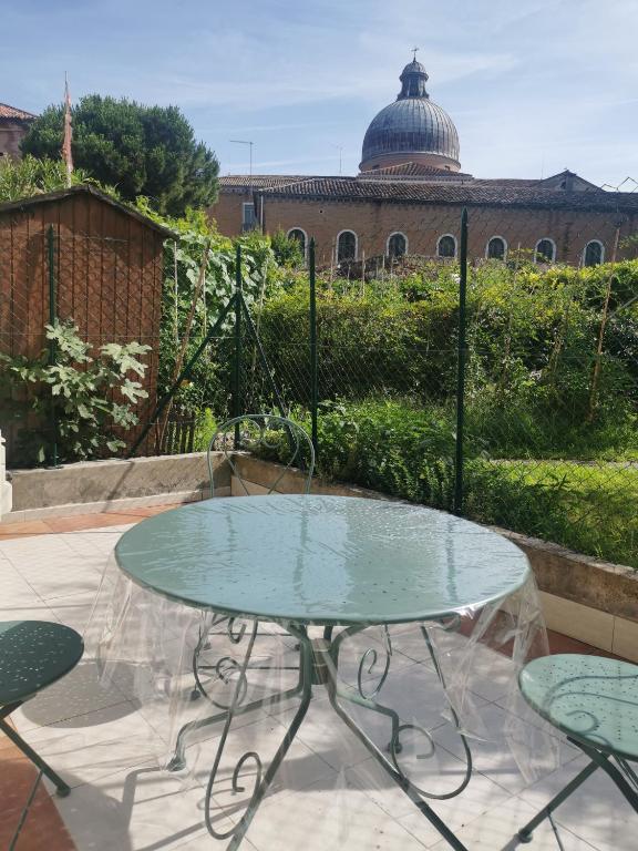 szklany stół i krzesła na patio w obiekcie Calle dei Preti w Wenecji