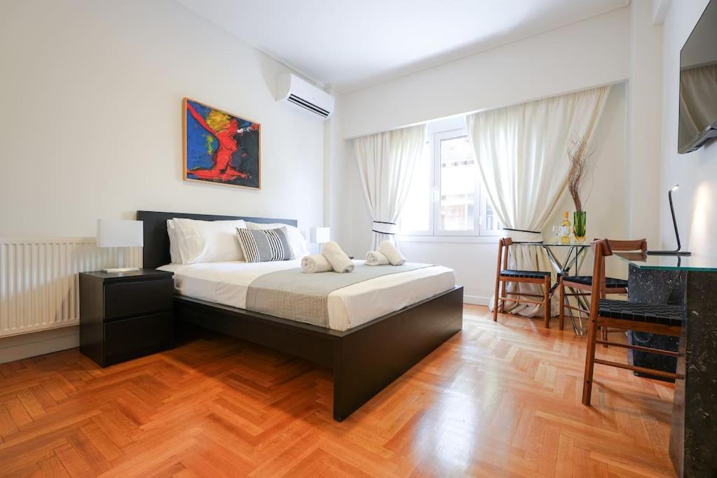 Giường trong phòng chung tại Syntagma square, 60sqm Dream suite