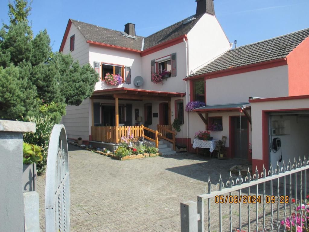 a white house with a fence and a yard at Casa Schönblick & E-Ladestation-Bike Garage in Limburg an der Lahn