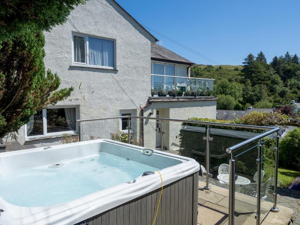 Πισίνα στο ή κοντά στο Beautiful Detached Property Hot Tub Sauna Pass The Keys
