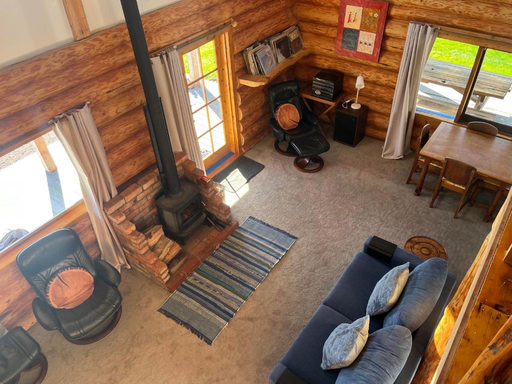 Posezení v ubytování Tree Hut Cottage
