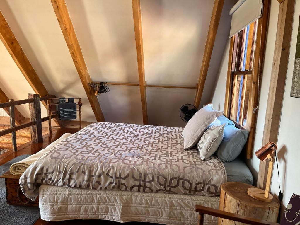 Postel nebo postele na pokoji v ubytování Tree Hut Cottage